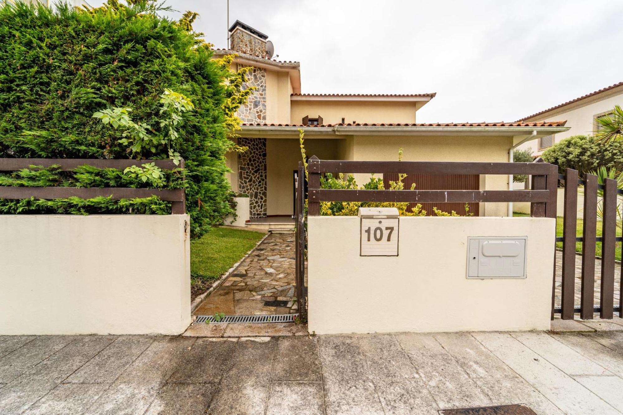 Amorosa Villa, 500M From The Beach By House And People Exterior foto