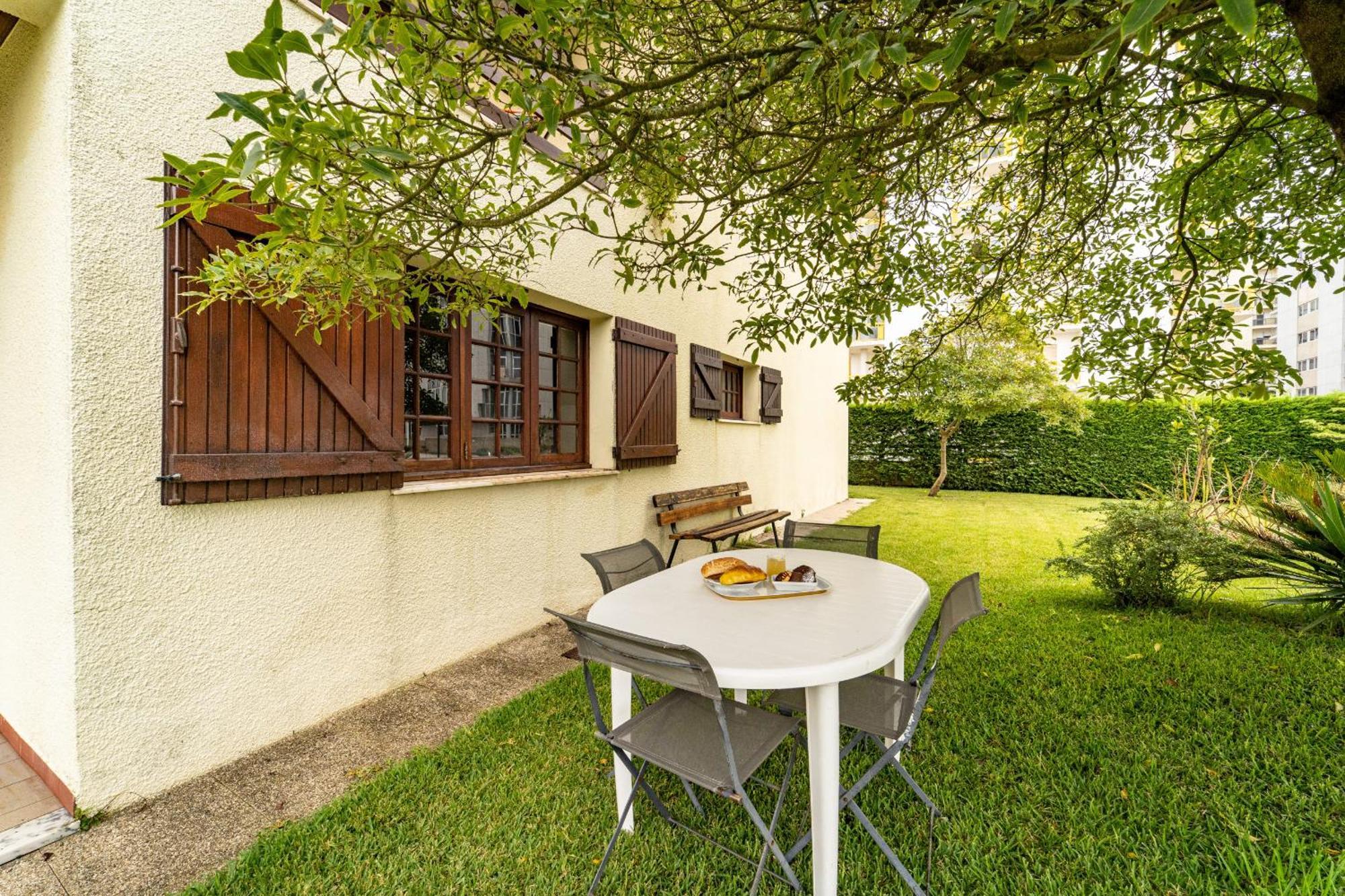 Amorosa Villa, 500M From The Beach By House And People Exterior foto